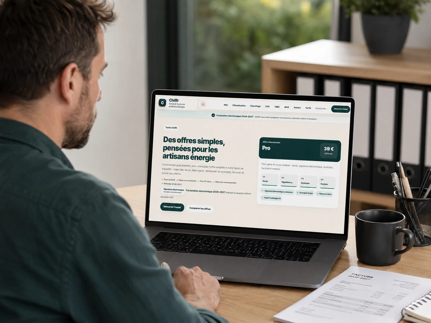 Ordinateur affichant Chiffr avec documents de facturation