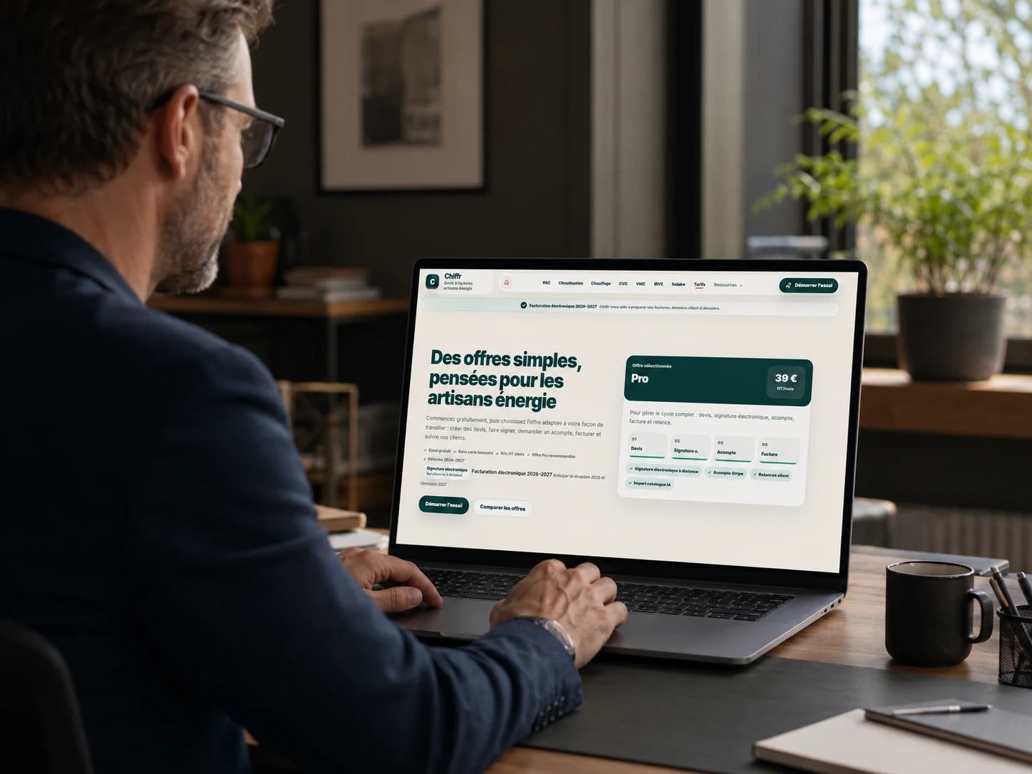 Bureau professionnel avec ordinateur affichant Chiffr